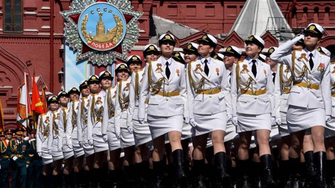 Βίντεο: Οι Ρωσίδες στρατιωτίνες στα λευκά έκλεψαν την παράσταση