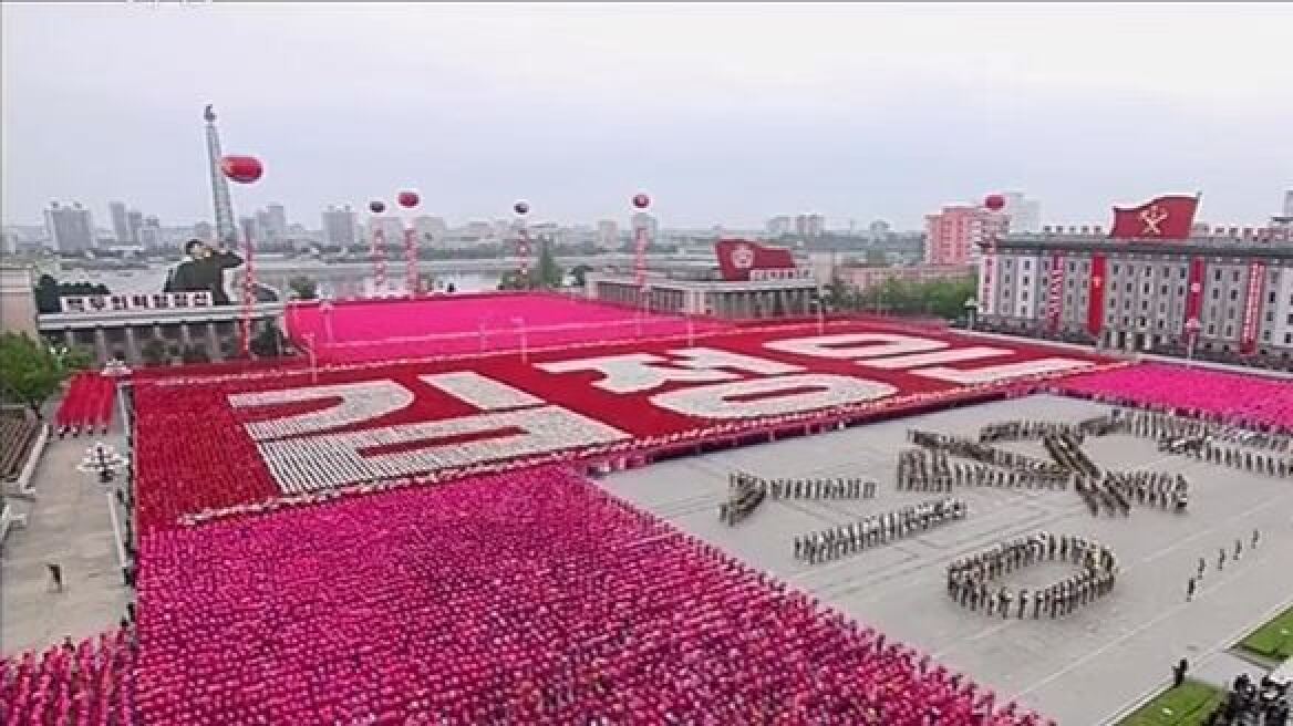 Βίντεο: Χιλιάδες Κορεάτες αποθεώνουν σε απόλυτη συμμετρία τον Κιμ Γιονγκ Ουν 