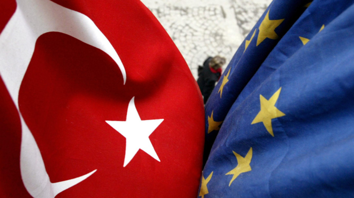 Politico: Η ΕΕ θα κάνει την Ελλάδα ένα απέραντο κέντρο προσφύγων αν καταρρεύσει η συμφωνία με την Τουρκία