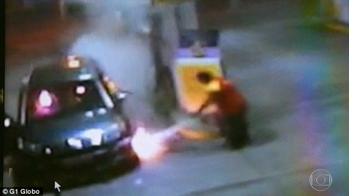Βίντεο: Υπάλληλος βενζινάδικου βάζει φωτιά στον ληστή την ώρα που αυτός πυροβολεί