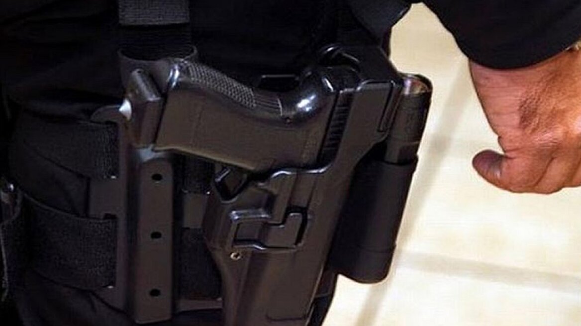 Αστυνομικός τραυματίστηκε από όπλο μέσα στα κεντρικά της Τροχαίας