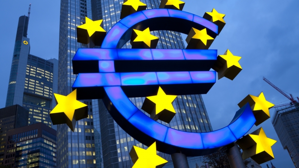 Reuters: Πιθανή νέα μείωση επιτοκίων στο -0,5% από την ΕΚΤ