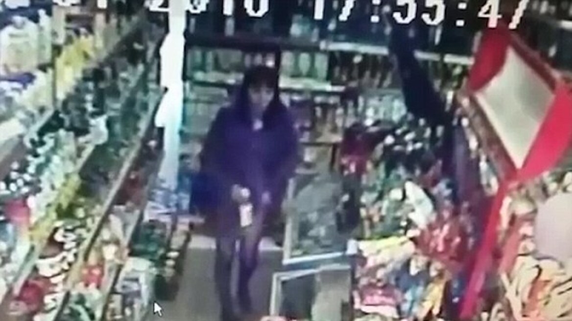 Βίντεο: Γυναίκα κλέβει μπουκάλι βότκας... βάζοντάς το στο εσώρουχό της