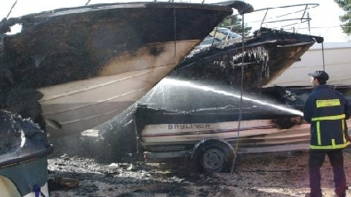 Κρήτη: Φωτιά σε σκάφος τα ξημερώματα