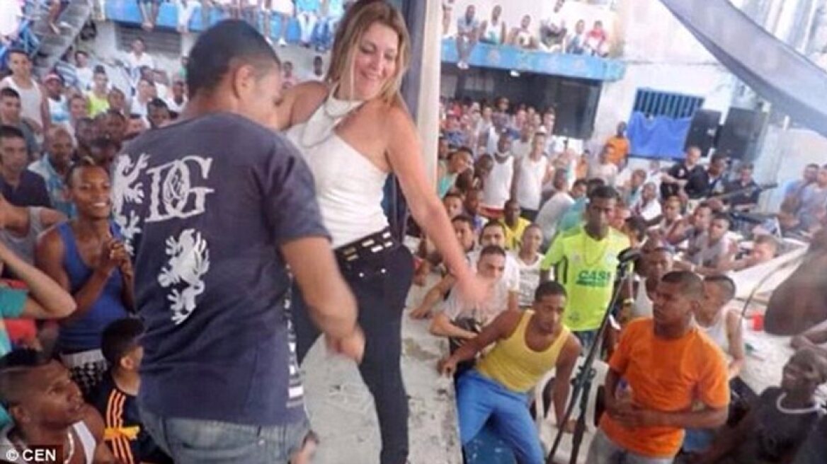 Female prison director twerks in front of inmates (photos)