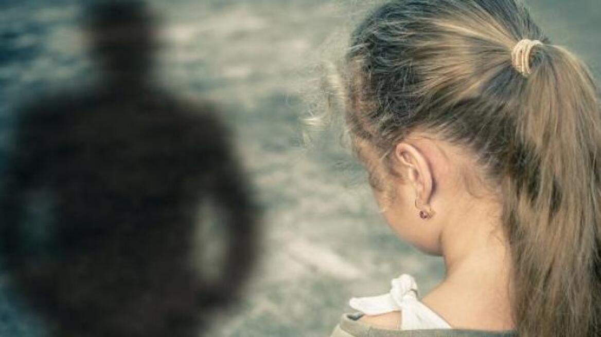 Σοκ στην Πάτρα: Θεία έβαζε την 8χρονη ανιψιά της να... χαϊδεύεται και την βιντεοσκοπούσε