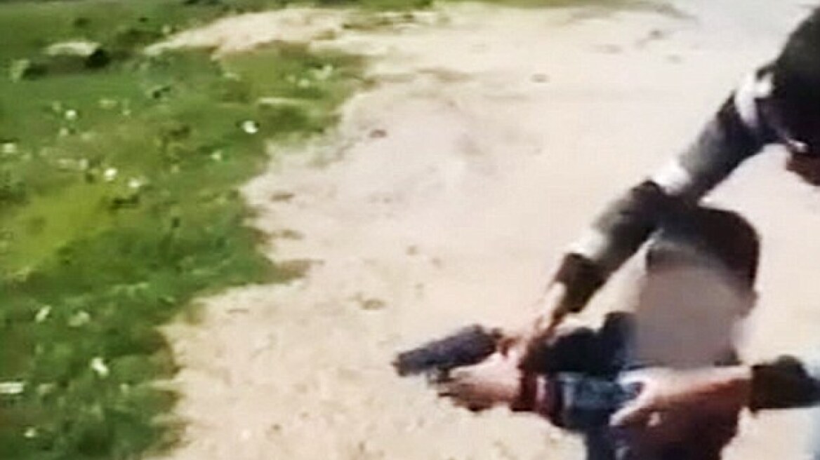 Βίντεο: Πατέρας μαθαίνει στον 5χρονο γιο του να πυροβολεί 