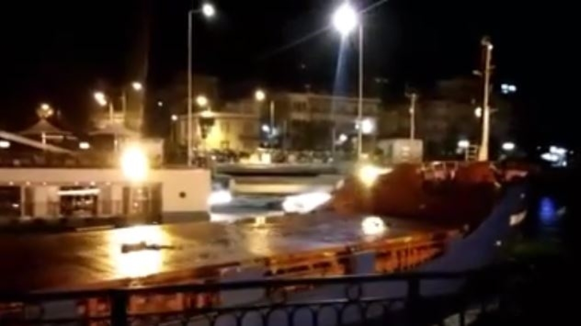 Βίντεο: Πλοίο έπεσε στην παλιά γέφυρα της Χαλκίδας