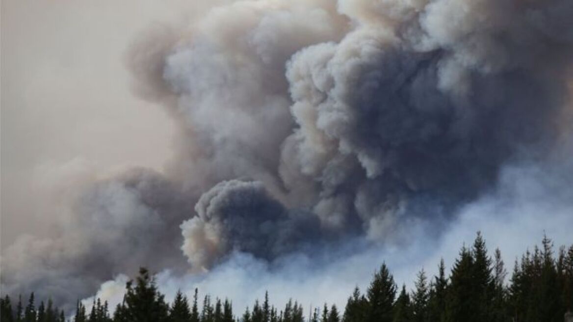 Καναδάς: Η φωτιά στο Φορτ Μακμάρεϊ «καίει» και τα έσοδα από το πετρέλαιο