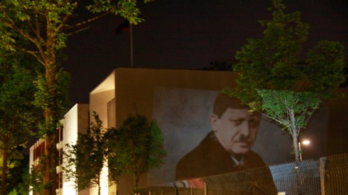 Γερμανοί πρόβαλαν στο κτήριο της τουρκικής πρεσβείας τον Ερντογάν ως Χίτλερ
