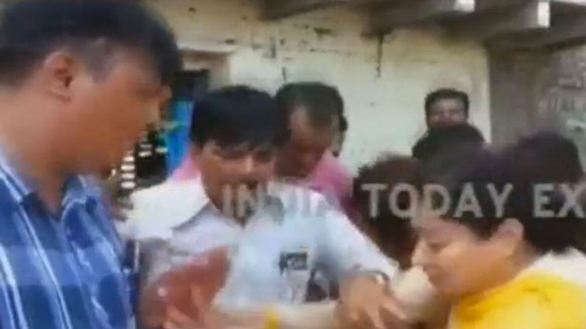 Βίντεο: Ινδή βουλευτής πέφτει on air σε αγωγό ομβρίων