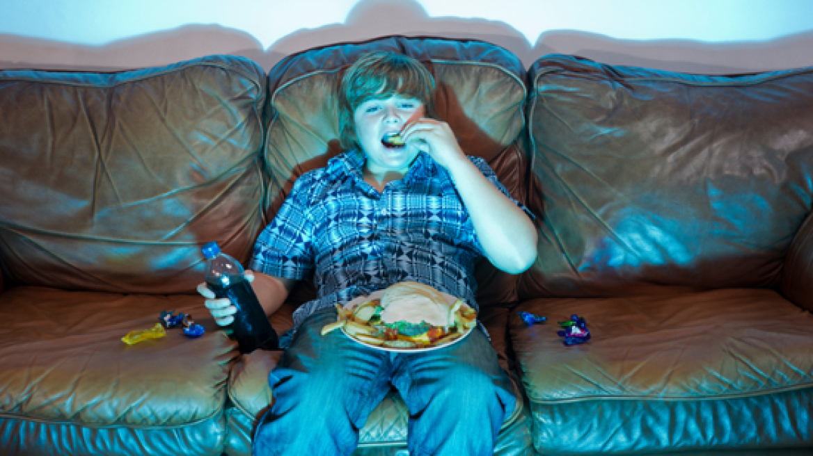 Νέα έρευνα: Αφήστε τα παιδιά σας να τρώνε μετά τις 20:00, δεν θα γίνουν παχύσαρκα