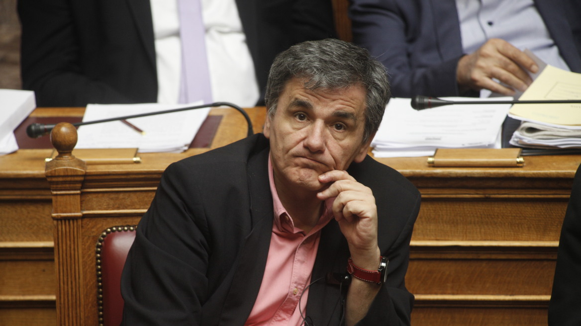 Στο... φιλότιμο έριξε τους βουλευτές του ΣΥΡΙΖΑ για φόρους, «κόφτη» ο Τσακαλώτος