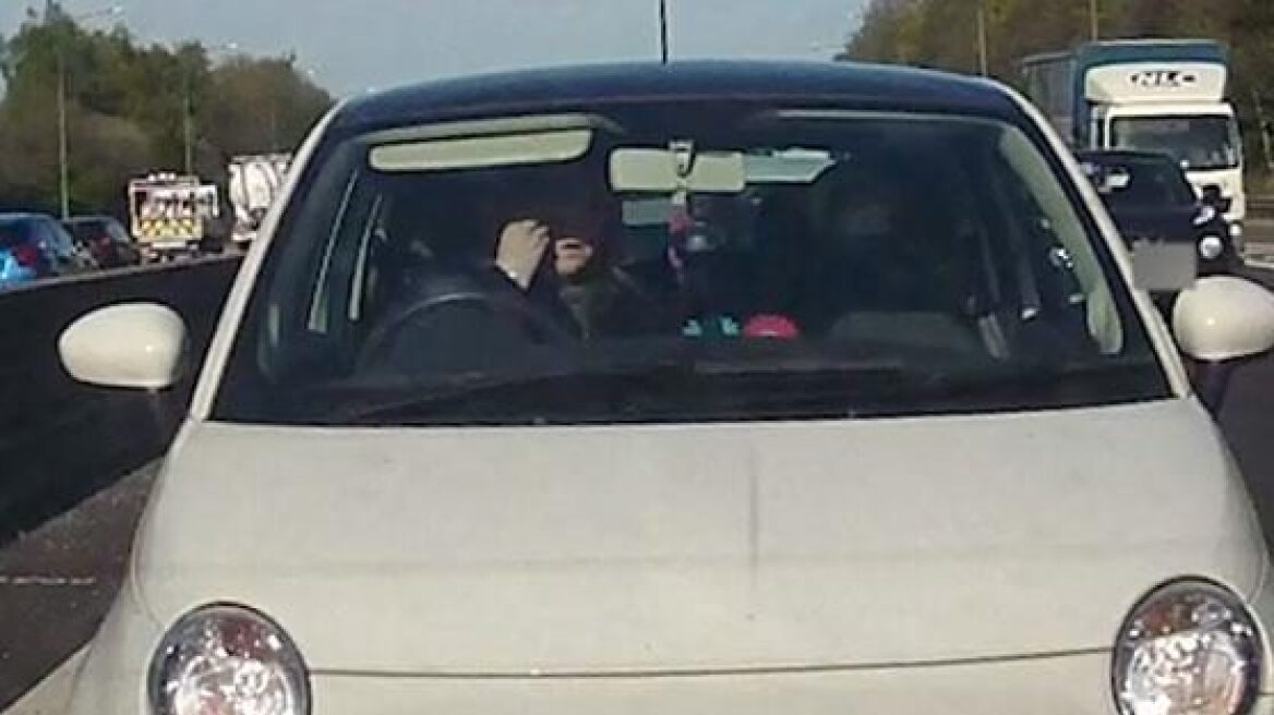 Δείτε βίντεο: Γυναίκα βάζει μέικ απ ενώ οδηγεί σε λωρίδα ταχείας κυκλοφορίας!
