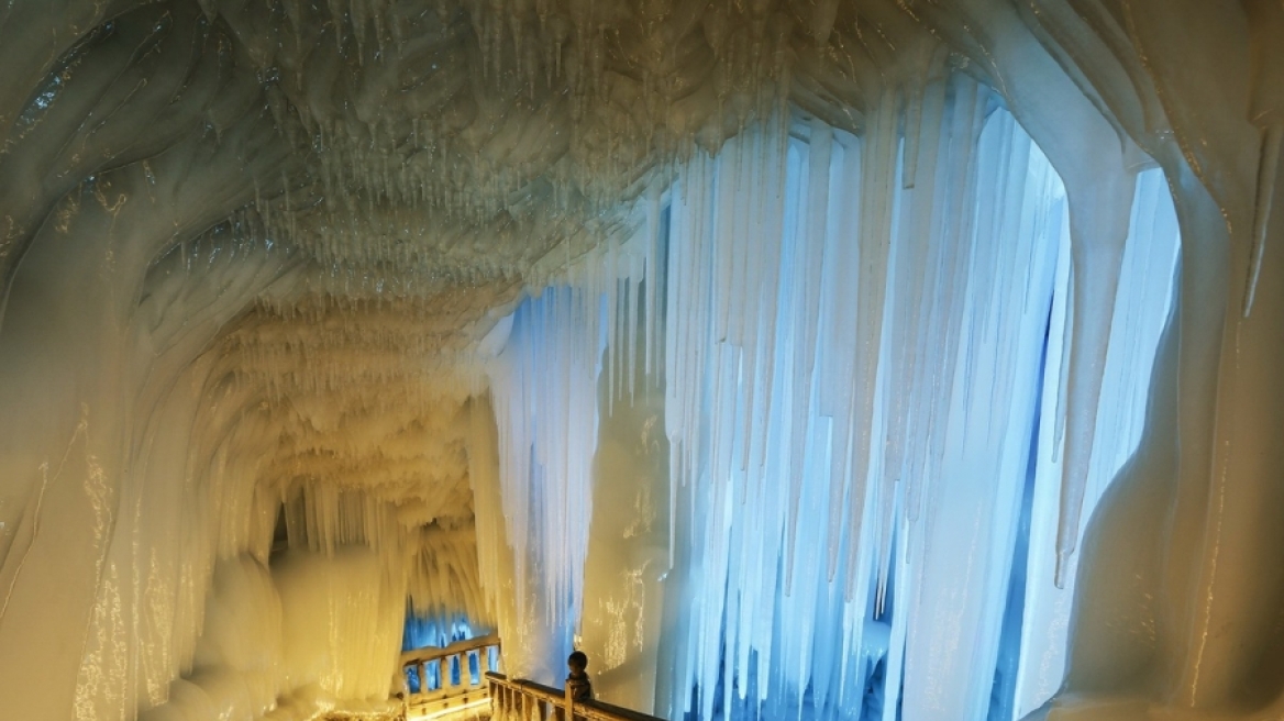 Δείτε το παράξενο σπήλαιο πάγου στην Κίνα που δε λιώνει ποτέ!