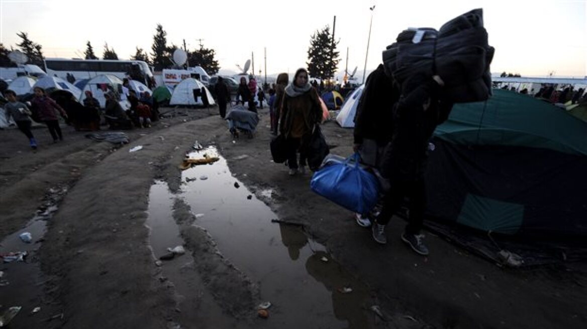 Στη λάσπη «πνίγηκε» η Ειδομένη - 8.956 μετανάστες παραμένουν στον καταυλισμό 