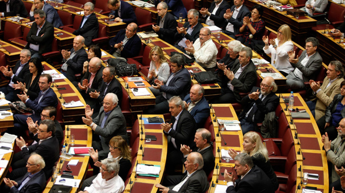 «Μάρθα Βούρτση» το παίζουν οι βουλευτές του ΣΥΡΙΖΑ: Κλαίνε και... ψηφίζουν
