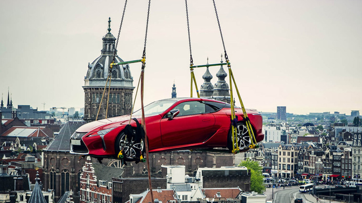 Video: Το μεγάλο coupe της Lexus "πετάει" στο Άμστερνταμ