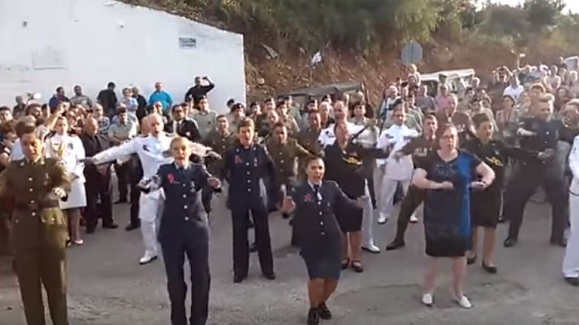 Βίντεο: Έκλεψε την παράσταση ο χόρος «Χάκα» των ένστολων Μαορί για τη Μάχη της Κρήτης
