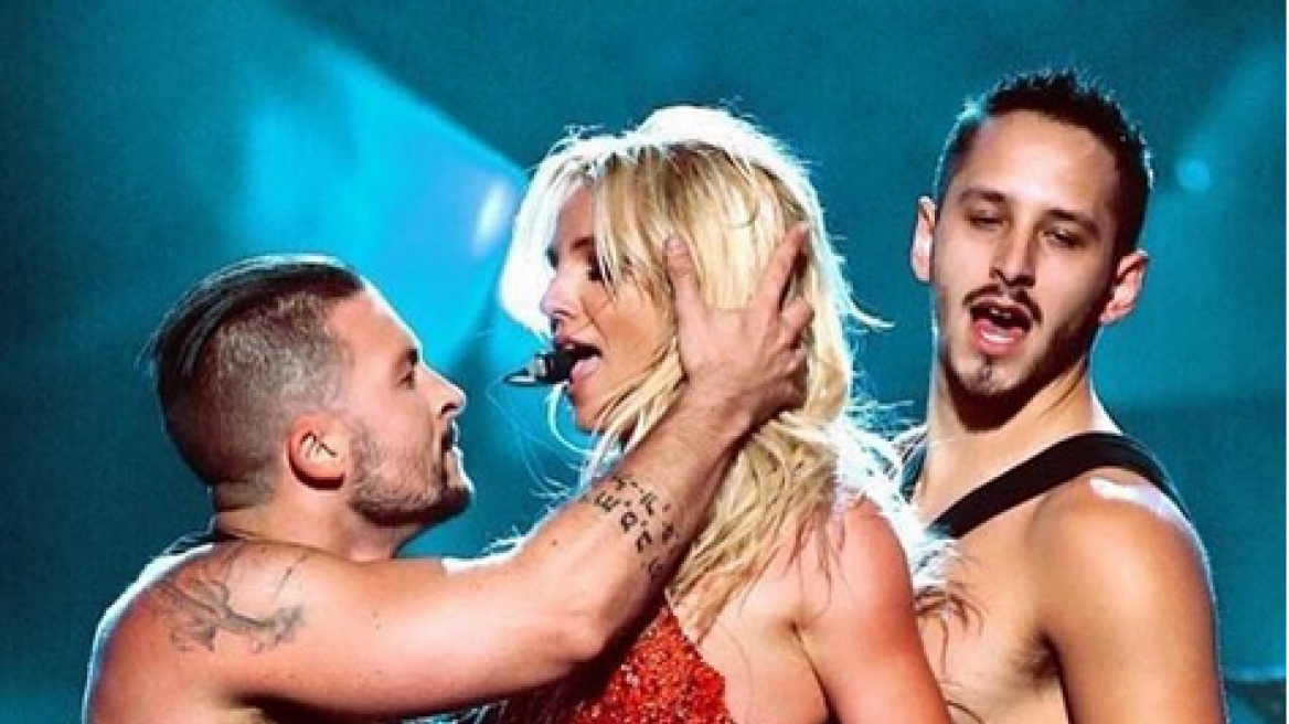 Με κόκκινα εσώρουχα η Britney Spears στα Billboard Music Awards