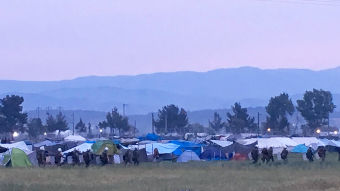Με μπουλντόζες μαζεύουν τις σκηνές των προσφύγων από την Ειδομένη (φωτογραφίες)