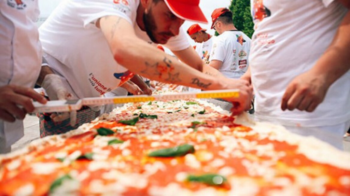 Η πιο μακριά πίτσα του κόσμου φτιάχτηκε στη Νάπολη