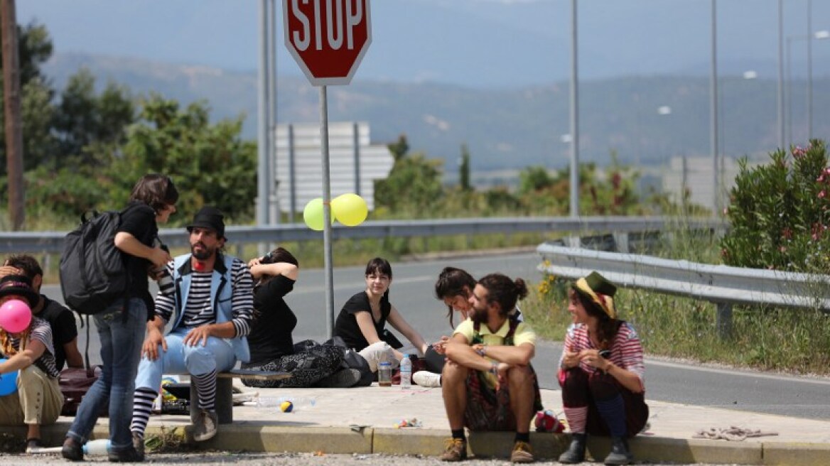 Πρόσφυγες έφυγαν από το Δερβένι και πηγαίνουν με τα πόδια στη Θεσσαλονίκη