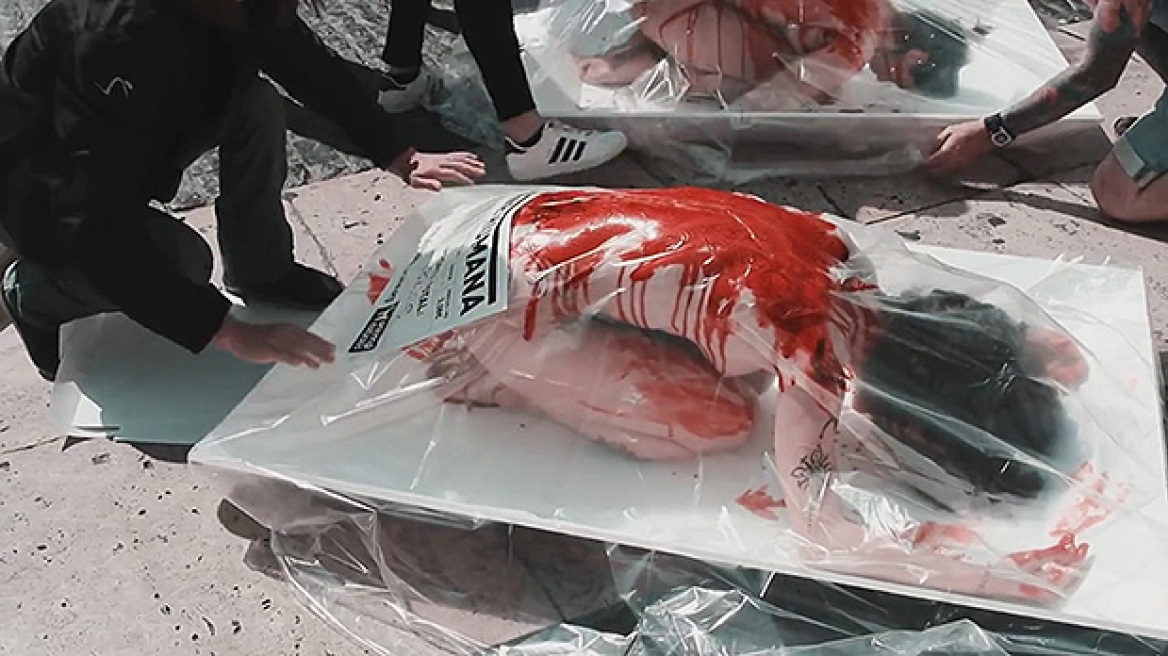 Διαμαρτυρία-σοκ vegan ακτιβιστών - Ξεγυμνώθηκαν και καλύφθηκαν με αίμα