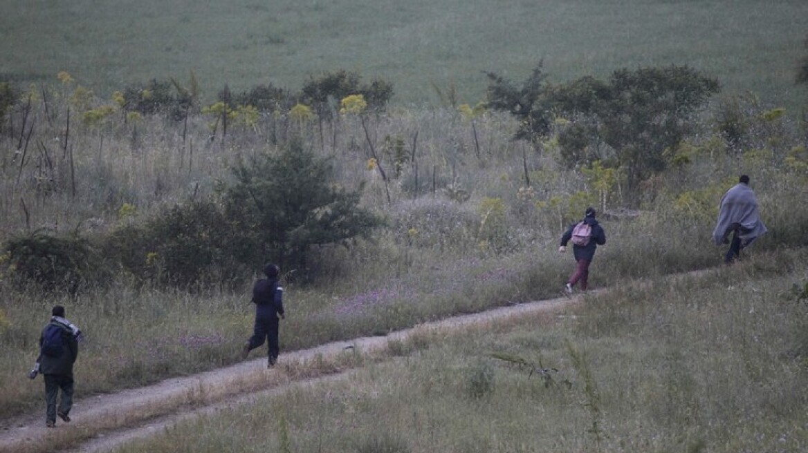 Φωτογραφίες: Τρέχουν στα χωράφια της Ειδομένης για να ξεφύγουν από την αστυνομία 
