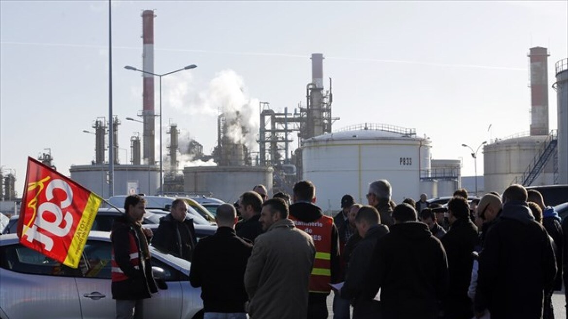 Γαλλία: Δακρυγόνα και αντλίες νερού σε υπό πολιορκία πετρελαϊκές εγκαταστάσεις