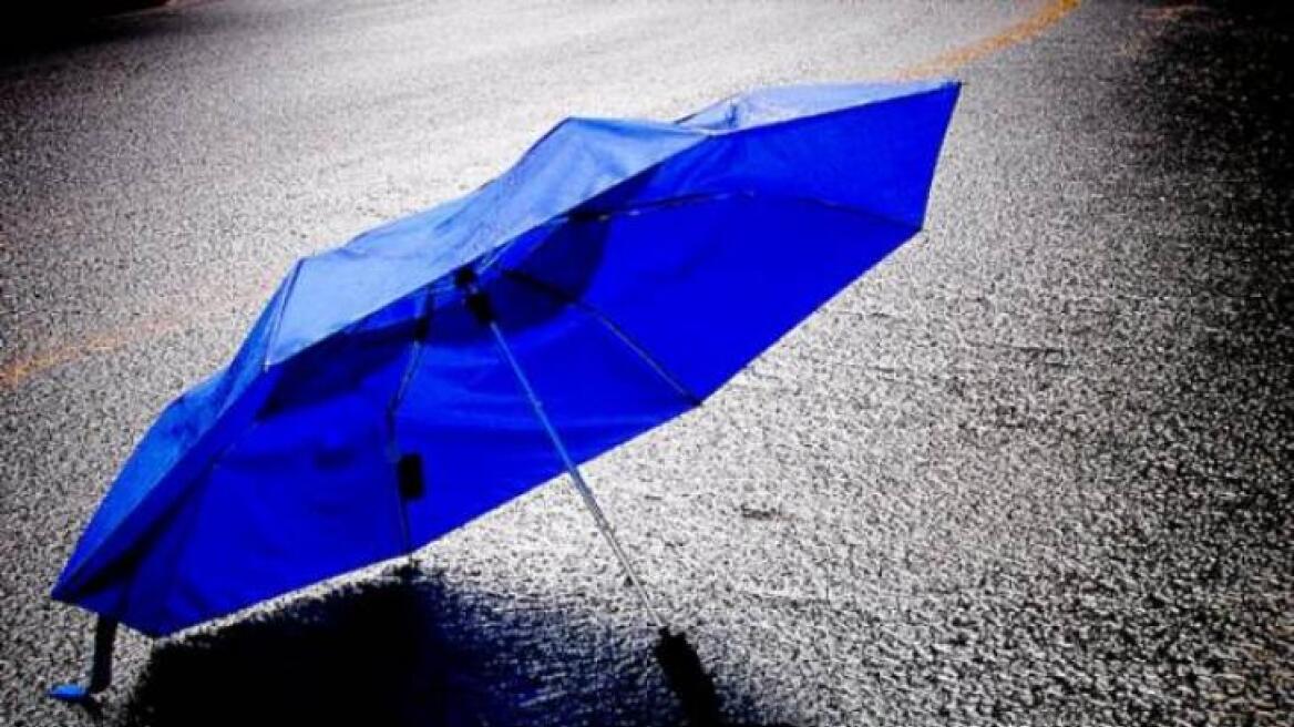 Βόλος: Απείλησε μητέρα και γιο με... βάση ομπρέλας!