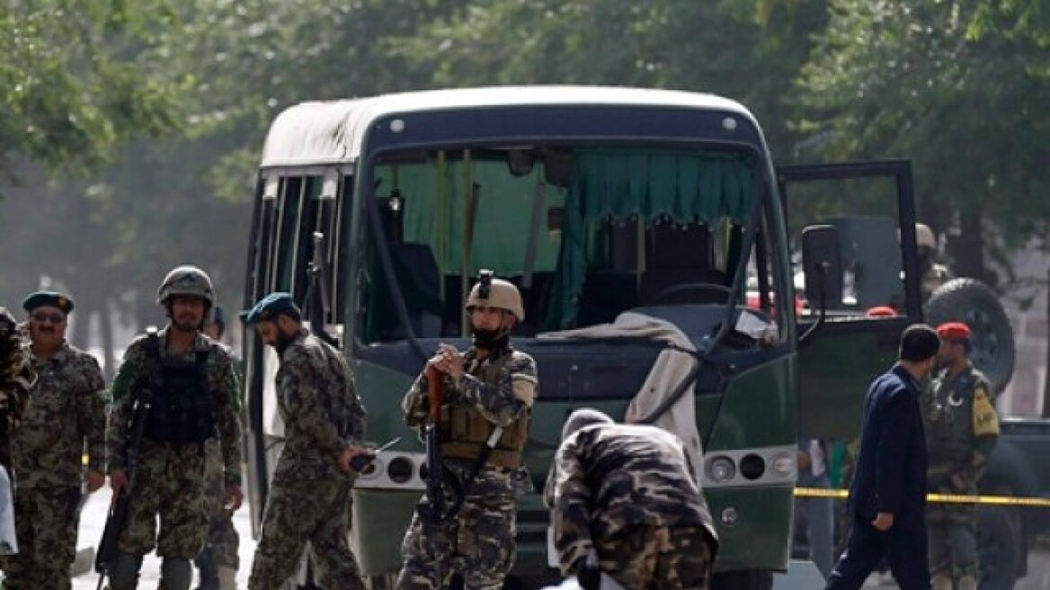 Αφγανιστάν: Δέκα νεκροί από επίθεση αυτοκτονίας σε λεωφορείο με δικαστικούς