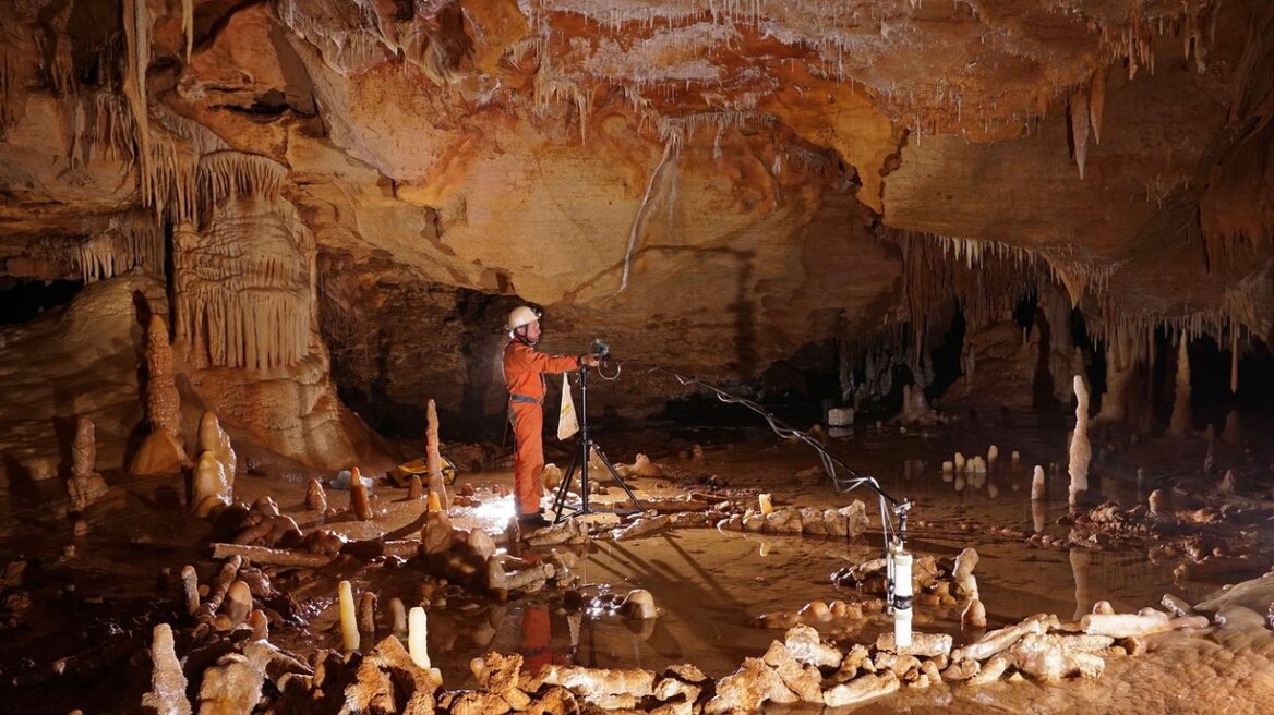 Φωτογραφίες και βίντεο: Μυστήριες κατασκευές των Νεάντερταλ ανακαλύφθηκαν σε γαλλικό σπήλαιο 