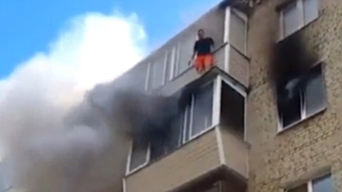 Βίντεο: Οικογένεια πηδά από τον πέμπτο όροφο για να σωθεί από τις φλόγες