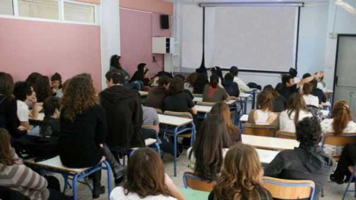 «Κόφτες» για τους καθηγητές αναζητεί το υπουργείο Παιδείας 