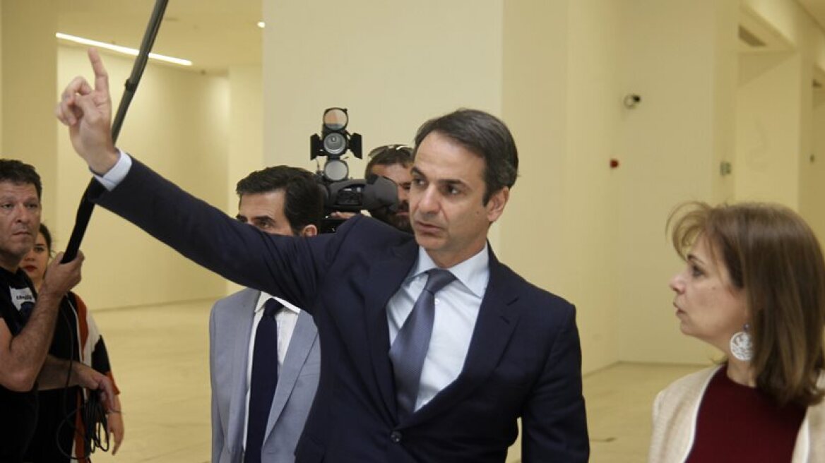 Mitsotakis: Permitting 2,500 forged degree holders to remain in public sector is ‘villainous’