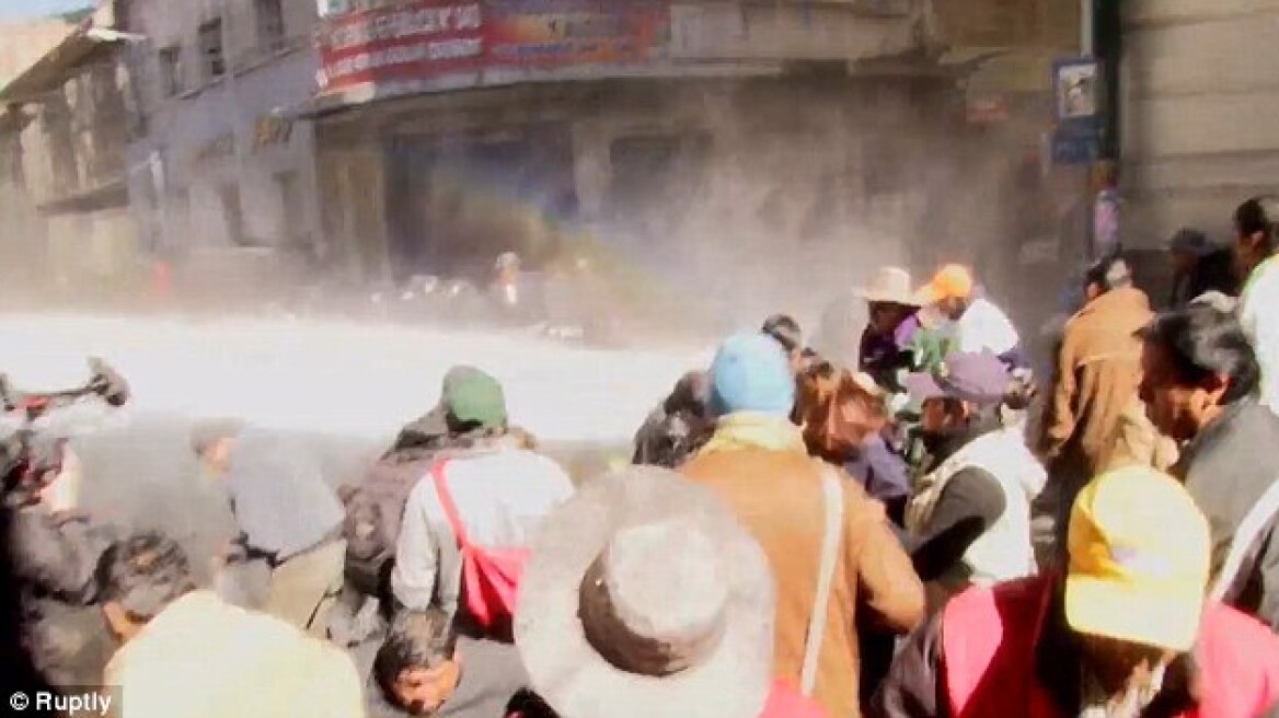 Βολιβία: Με αντλίες νερού «απάντησαν» σε διαδήλωση ατόμων με αναπηρία