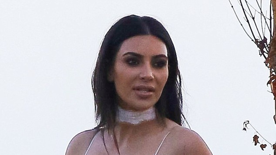 Kim Kardashian: Λαμπερή και ζουμερή με λευκό δαντελένιο φόρεμα
