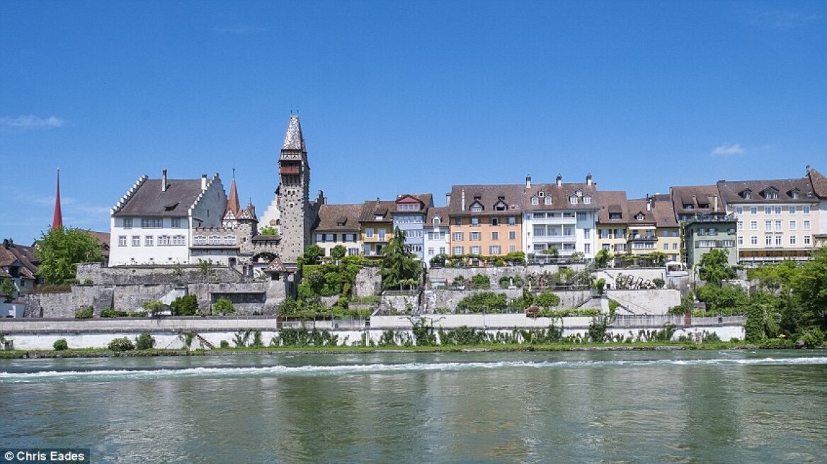 Ελβετικό χωριό πλήρωσε πρόστιμο 260.000 ευρώ για να μην φιλοξενήσει πρόσφυγες!