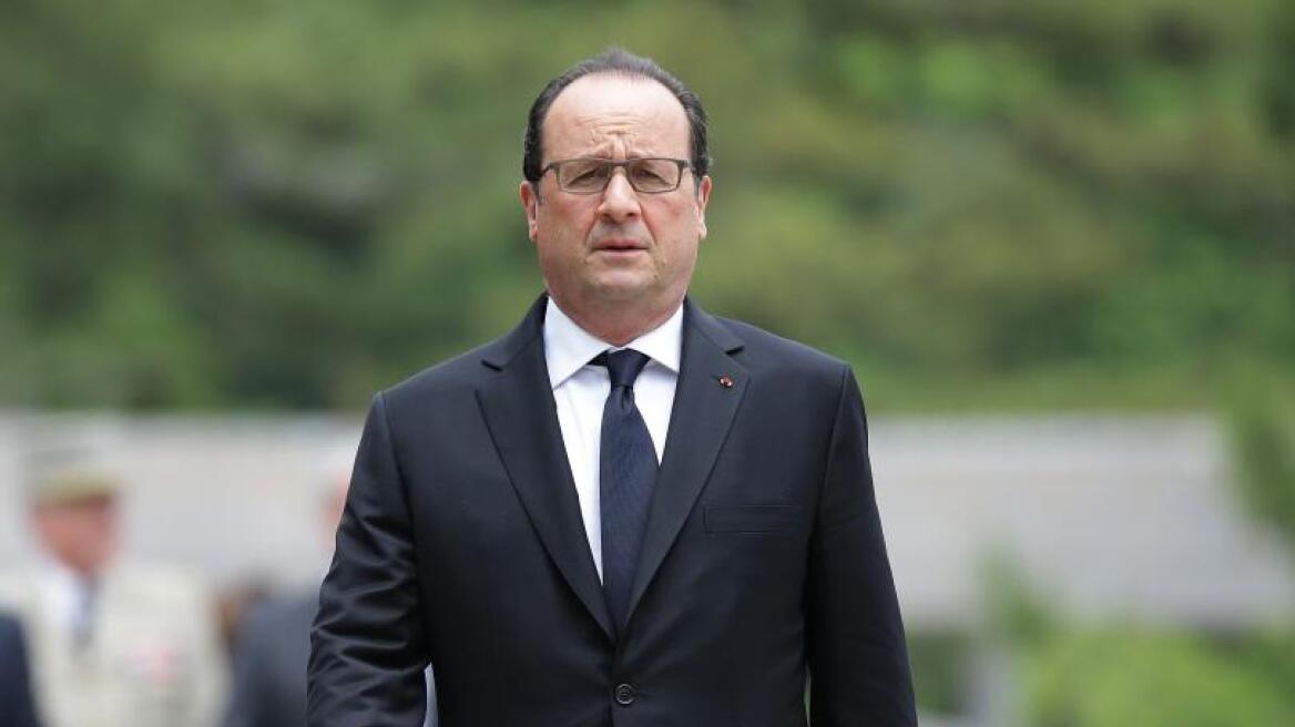 «Θα συνεχίσω» λέει o Ολάντ παρότι η Γαλλία «παραλύει» 