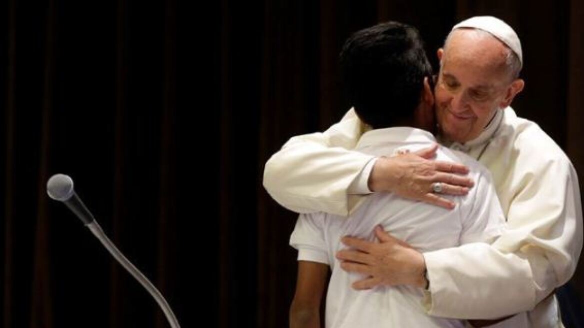 Ο πάπας Φραγκίσκος υποδέχθηκε ορφανά που έχασαν τους γονείς τους σε ναυάγια