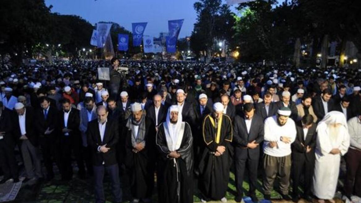 Χιλιάδες φανατικοί μουσουλμάνοι ζητούν να μετατραπεί η Αγία Σοφία σε τζαμί