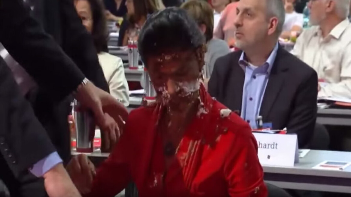 Βίντεο: Ακτιβιστής εκτόξευσε τούρτα στην «κόκκινη» Σάρα της γερμανικής Αριστεράς 