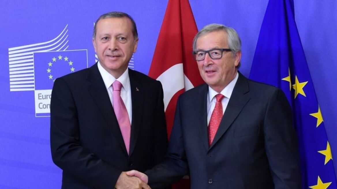 Γιούνκερ: Να το σκεφτεί διπλά ο Ερντογάν πριν αθετήσει τη συμφωνία με την ΕΕ
