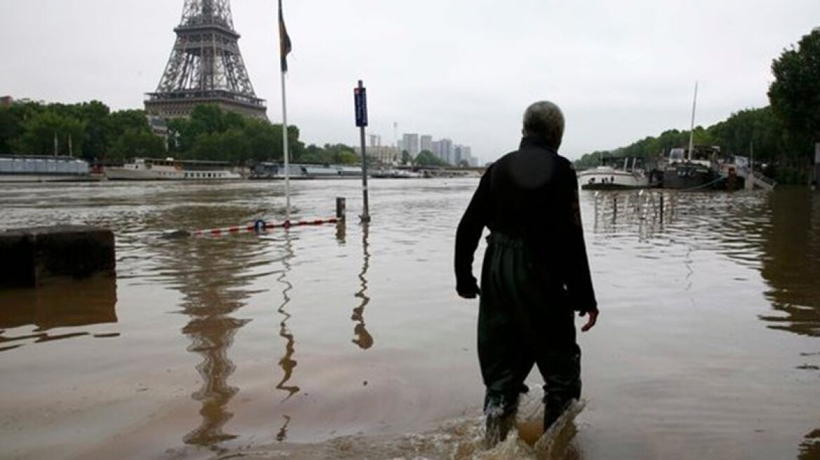 Louvre museum closes to evacuate artworks due to devastating floods