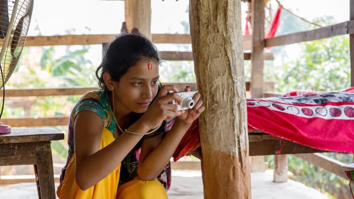 Απίστευτες ιστορίες: Κορίτσια του Νεπάλ φωτογραφίζουν τις απαγορεύσεις που έχουν στην περίοδό τους