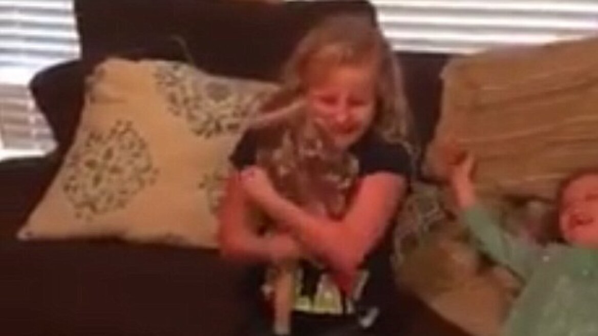 Βίντεο: Κοριτσάκι με τεχνητό πόδι ξεσπά σε κλάματα όταν παίρνει δώρο κούκλα που της... μοιάζει