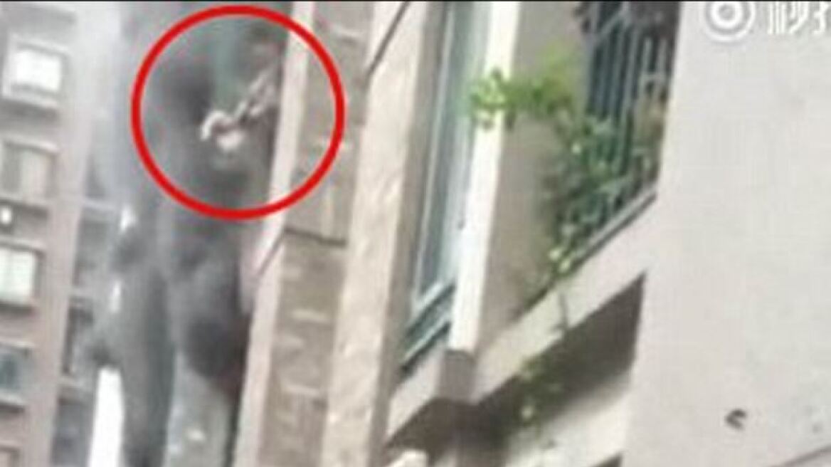 Δραματικό βίντεο: Πατέρας πετάει το παιδί του από το παράθυρο για να το σώσει απο τη φωτιά