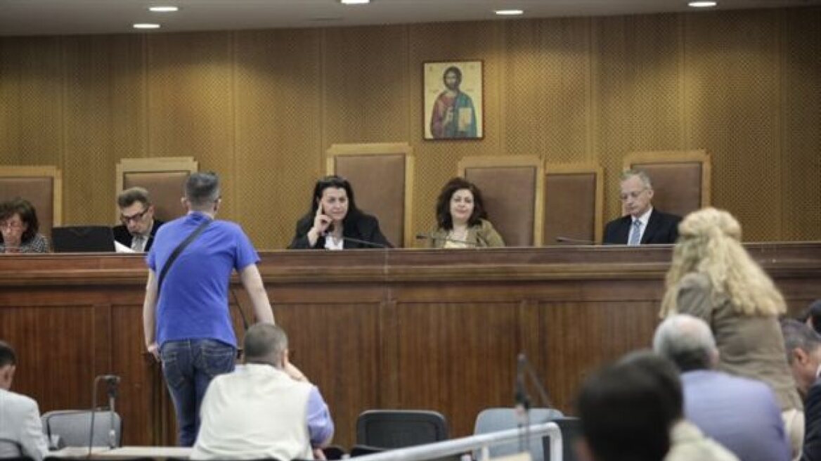 Δίκη Χ.Α.: Παρουσία όλων των κατηγορούμενων στη δολοφονία Φύσσα διέταξε το δικαστήριο   