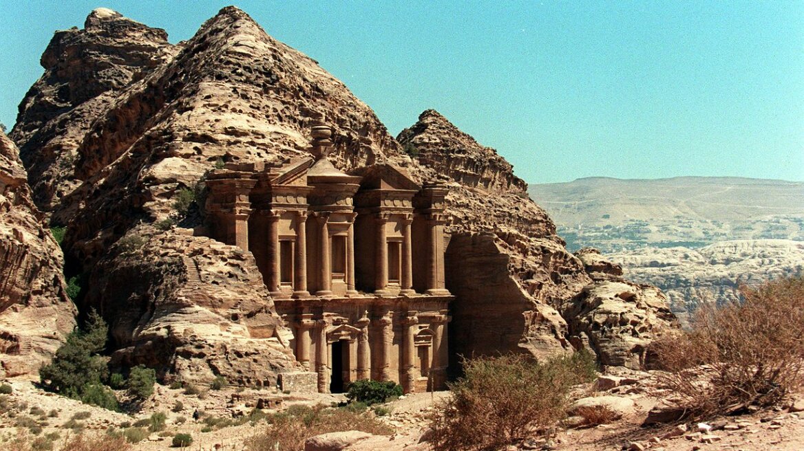 Ιορδανία: Δορυφόροι έφεραν στο φως τεράστιο μνημείο στην Πέτρα 2.150 ετών